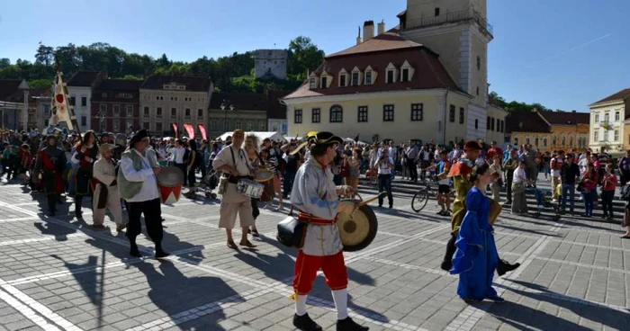 Sărbătoarea a adunat mii de oameni doar în Piaţa Sfatului. FOTOPrimăria Braşov.