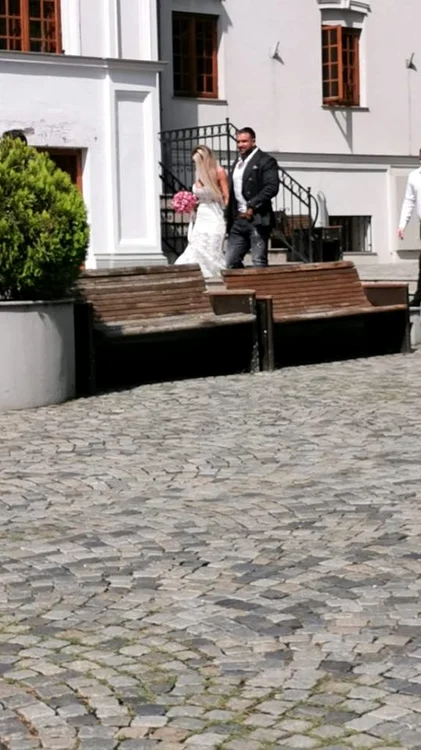 Bianca poartă o rochie albă pentru ceremonia de cununie civilă
