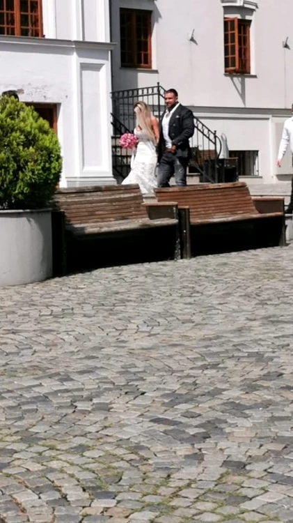 Bianca poartă o rochie albă pentru ceremonia de cununie civilă