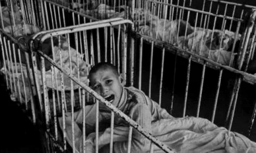 Imagine dintr-un orfelinat românesc din anii '90