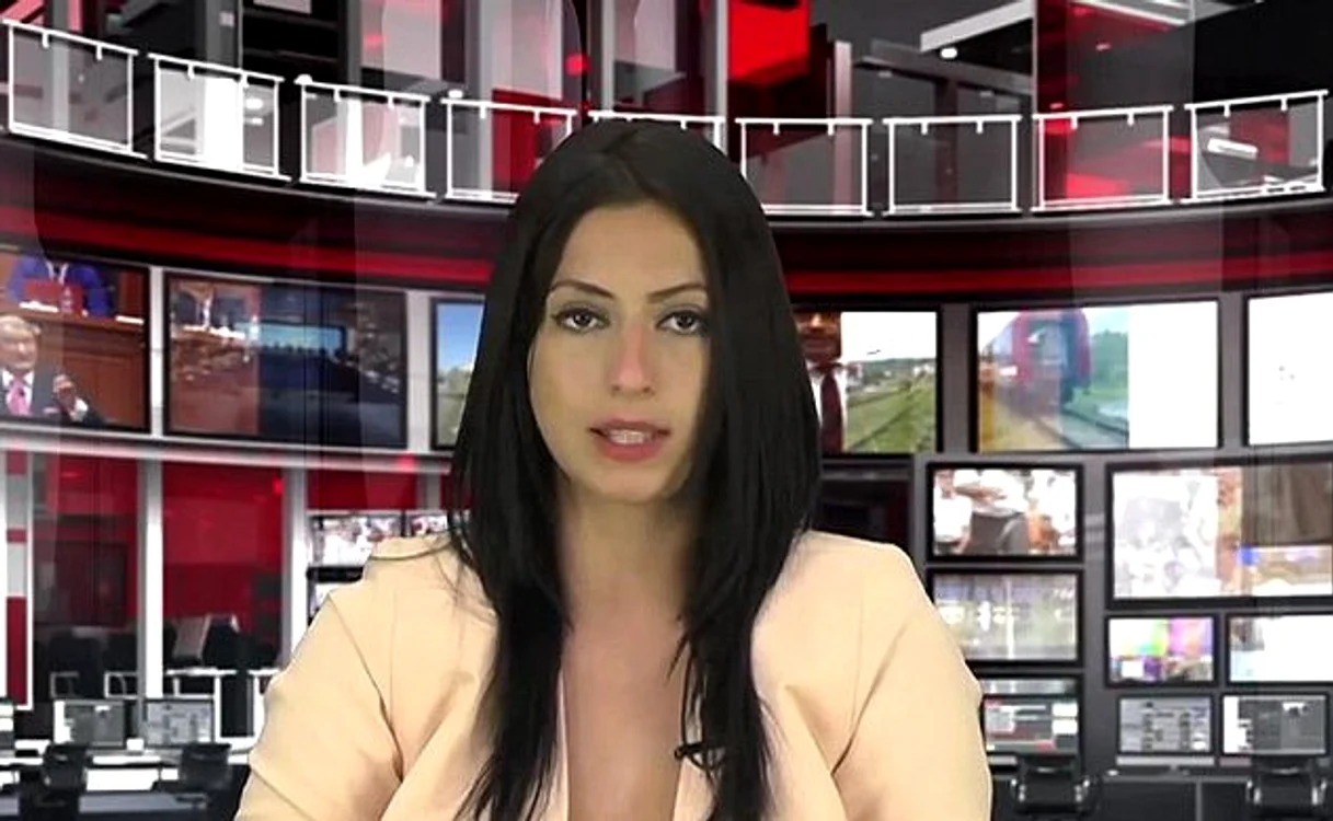 
    Enki Bracaj (21 de ani) a prezentat un jurnal de știri descheiată la sacoufoto: captură video  