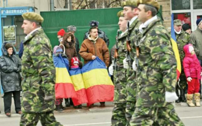 Copiii s-au învelit în tricolor pentru a suporta frigul la paradă