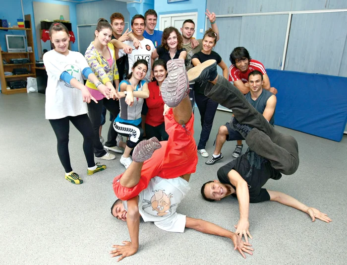 Se antrenează trei ore pe zi