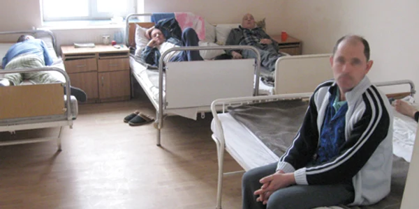 Bolnavii psihic sunt nevoiţi să împartă un pat în două pentru a putea fi trataţi