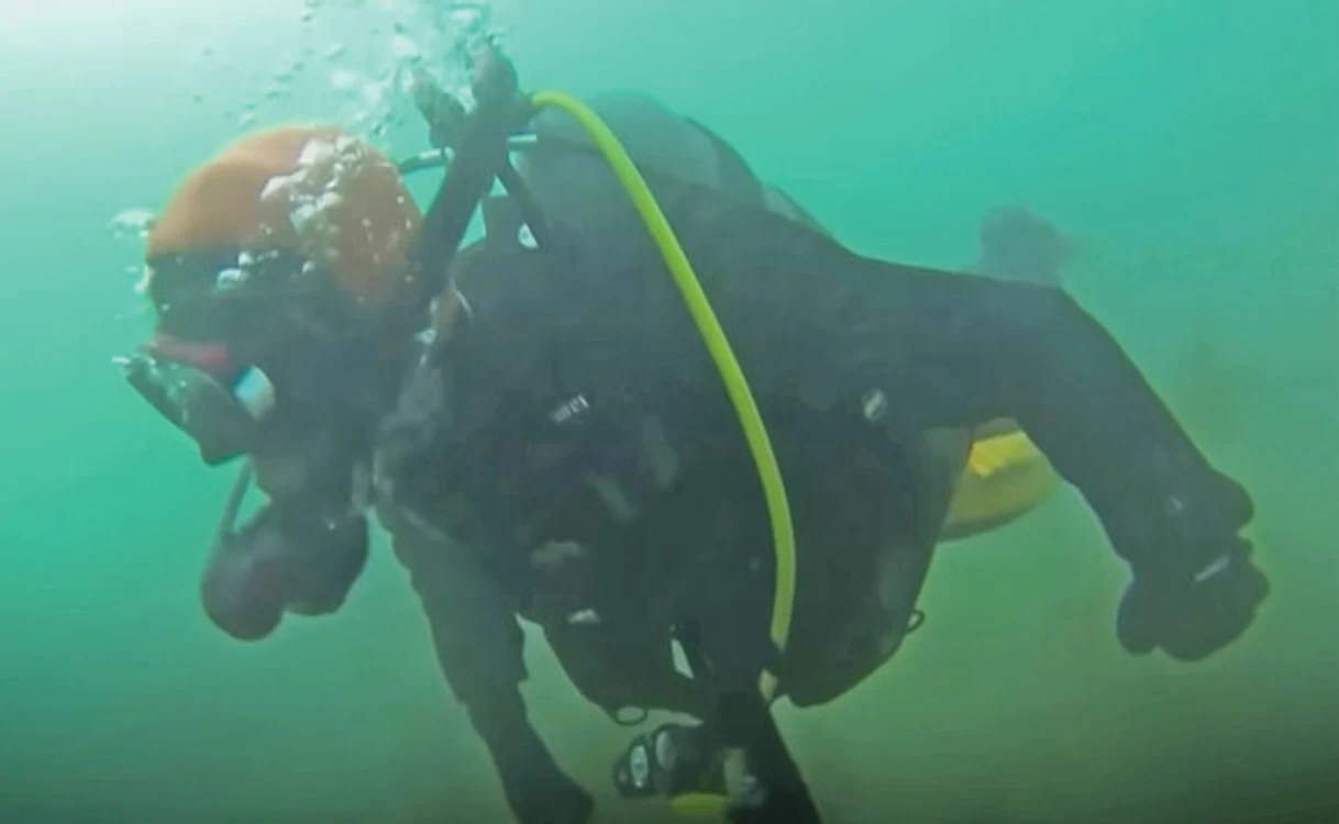 
    Bărbatul scormoneşte fundul oceanului de 3-4 ori pe săptămânăCaptura: AP  