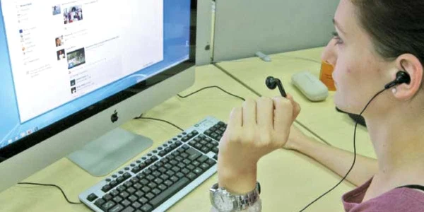 Adolescenţii îşi dau de gol dependenţa pe reţelele sociale