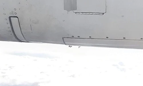 Jessica Baker a fost șocată să vadă că avionul este lipit cu scotch jpeg