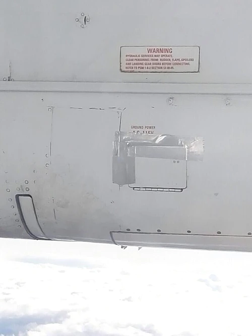 Jessica Baker a fost șocată să vadă că avionul este lipit cu scotch