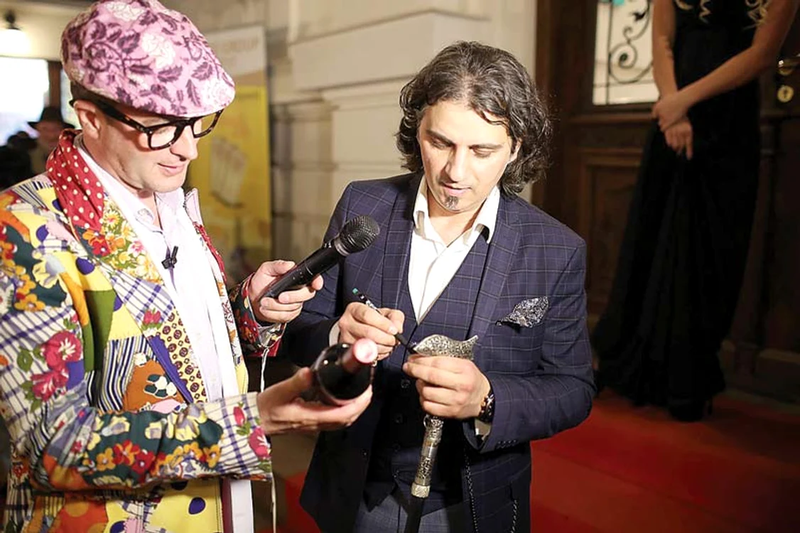 Dezbrăcatu’ i-a cerut  lui Zoltan Lorencz un autograf  pe sticla de vin