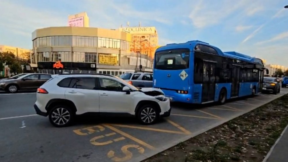 Accident grav în Constanţa: o adolescentă de 16 ani a fost lovită pe trecerea de pietoni. Maşina s-a oprit într-un autobuz staţionat