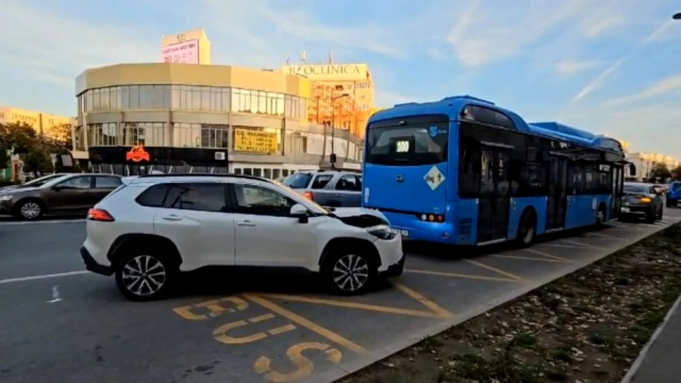 Maşina s-a oprit într-un autobuz staţionat. Foto: captură video