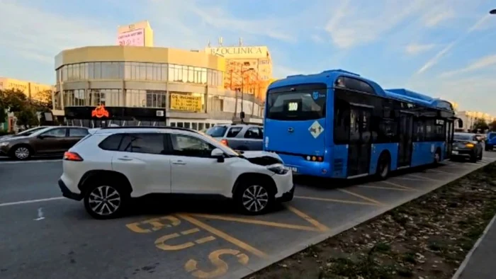 Maşina s-a oprit într-un autobuz staţionat. Foto: captură video
