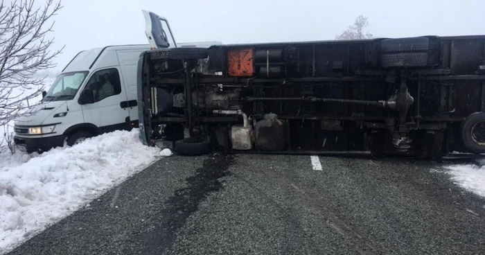 Circulaţia este blocată între Târgu Jiu şi Rm. Vâlcea