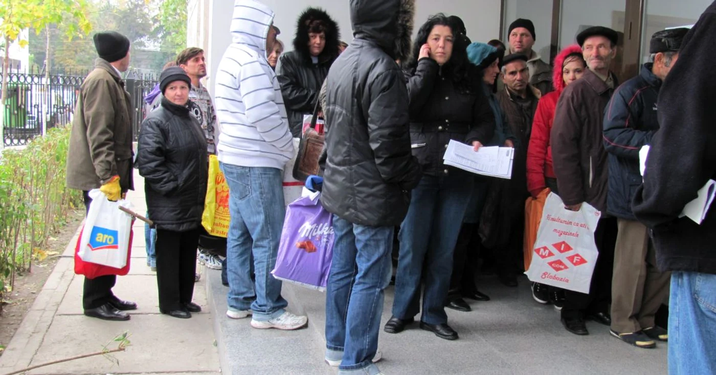 Oamenii stau la rând ore în şir pentru a depune dosarele
