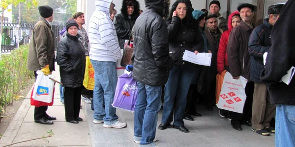 Oamenii stau la rând ore în şir pentru a depune dosarele