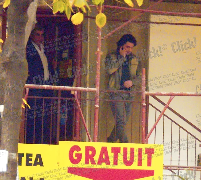 Solistul a stat destul de mult cu echipa de muncitori, ca să-i supravegheze