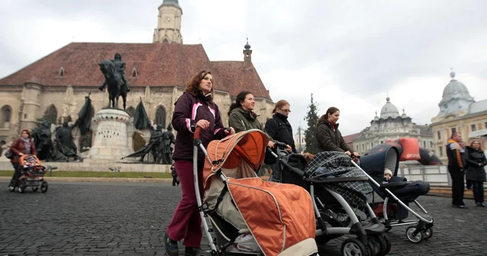 Mămicele din Cluj au organizat un marş al tăcerii alături de copiii aflaţi în cărucioare. FOTO: Thomas Câmpean