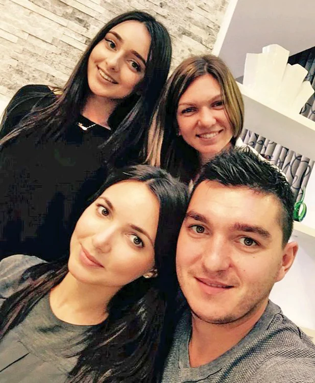 
    Simona, alături de  fratele şi soţia luiFOTO: Instagram  