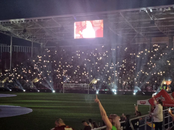 Publicul a ”aprins” arena cu luminile telefoanelor și ale brățărilor primite. Foto visiniu.ro