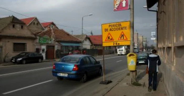 Braşov: Bandă de circulaţie blocată de un indicator