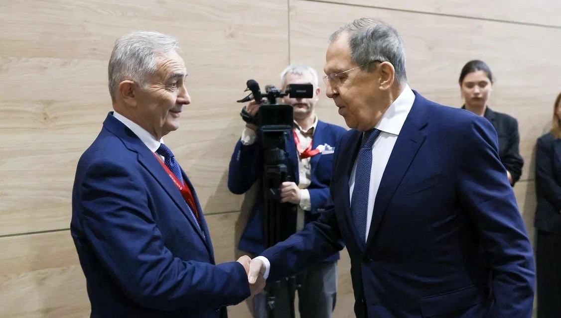 Lazăr Comănescu a participat la o întâlnire cu ministrul de Externe rus, Serghei Lavrov FOTO: X