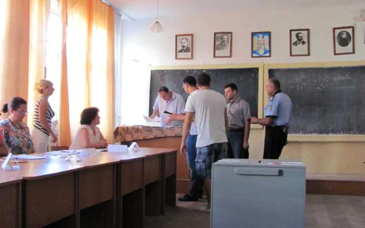 Poliţia efectuează cercetări sub aspectul comiterii infracţiunilor de lovire şi oferire de mită electorală foto: Claudiu Dumitrache