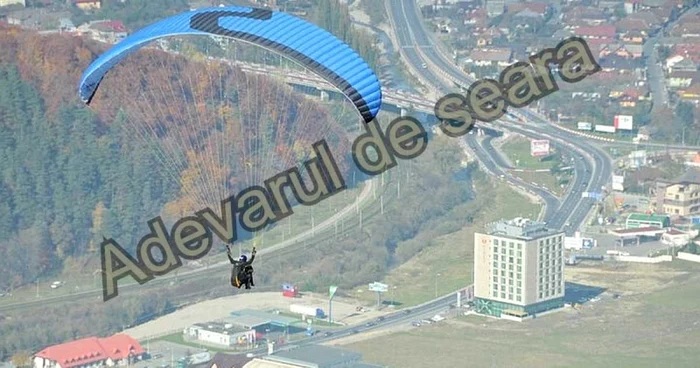 Intrarea în Braşov de la Bunloc, văzută din parapantă