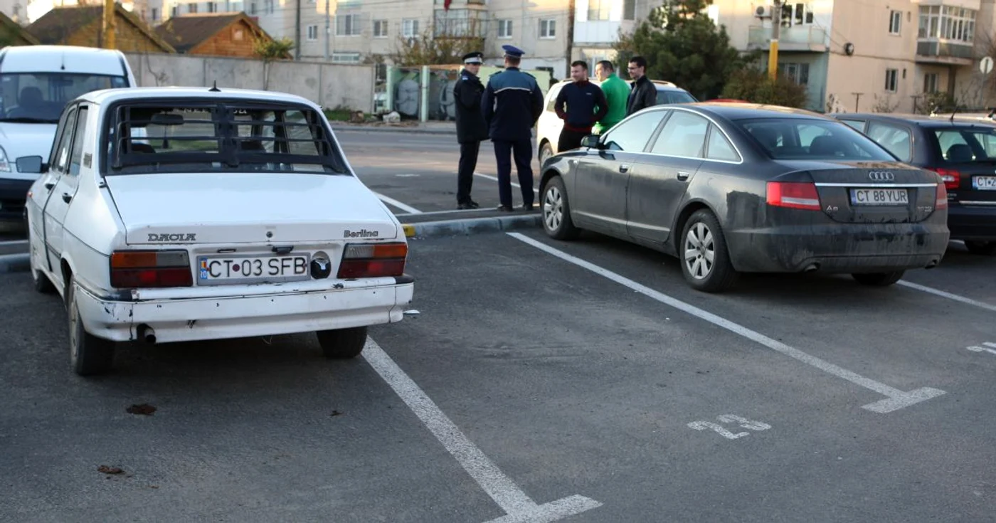 Poliţişti i-au reținut pe hoți