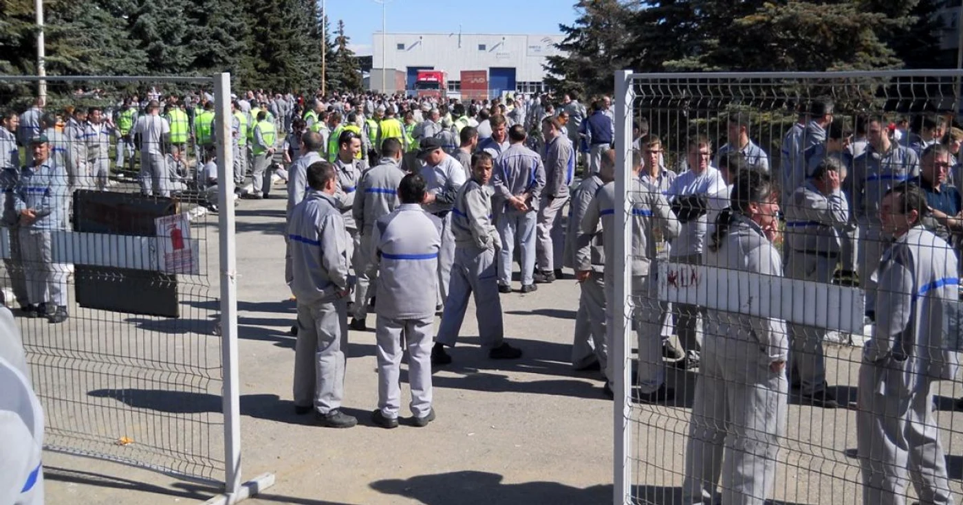 Mii de muncitori de la Automobile Dacia au oprit producţia miercuri, 20 martie. FOTO Laurenţiu Ionescu