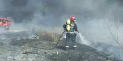 Pompierii au fost chemaţi să stingă teresamentul căii ferate Vâlcea Vâlcele