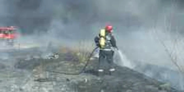 Pompierii au fost chemaţi să stingă teresamentul căii ferate Vâlcea Vâlcele
