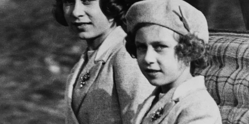 regina elizabeta alaturi de sora printesa margareta in 1938 foto gettyimages
