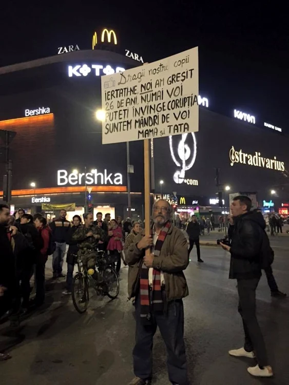 Bărbatul i-a întâmpinat pe protestatari, în intersecția de la Piața Unirii