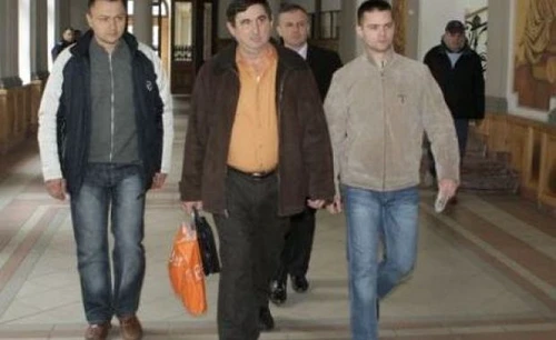 Medicul Ioan Dobrescu (în mijloc)