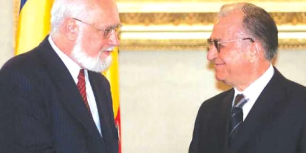 Gelu Voican Voiculescu (stânga) şi Ion Iliescu şi-au dat mâna pentru lichidarea Ceauşeştilor