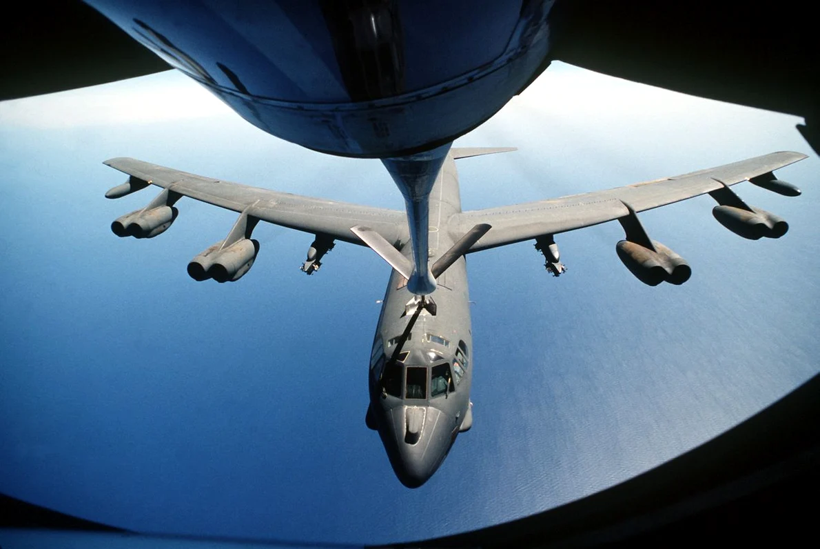 Un bombardier american B-52G, același model ca cel implicat în incidentul de la Palomares, realimentat în zbor (© The U.S. National Archives)