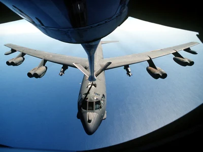 Un bombardier american B-52G, același model ca cel implicat în incidentul de la Palomares, realimentat în zbor (© The U.S. National Archives)