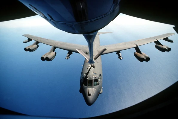 Un bombardier american B-52G, același model ca cel implicat în incidentul de la Palomares, realimentat în zbor (© The U.S. National Archives)