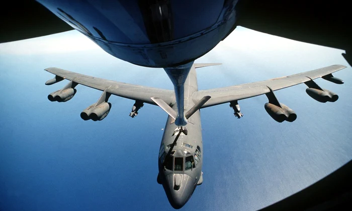 Un bombardier american B-52G, același model ca cel implicat în incidentul de la Palomares, realimentat în zbor (© The U.S. National Archives)