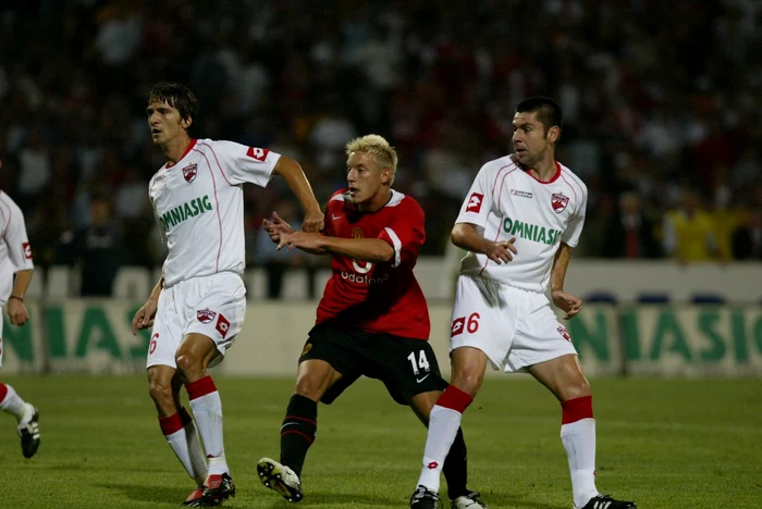 Angelo Alistar, numărul 6, și Adrian Iordache încearcă să-l blocheze pe Alan Smith