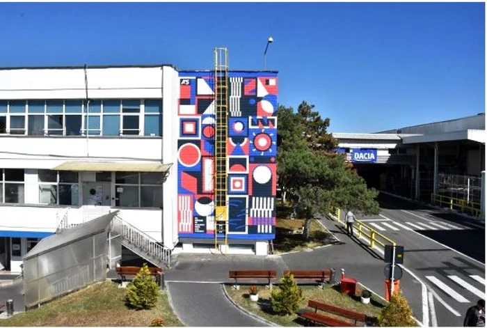 Spectacol de compoziţie şi culoare la Uzina Dacia. Ce au făcut dintr-un banal perete cinci studenţi şi masteranzi la Universitatea Naţională de Arte
