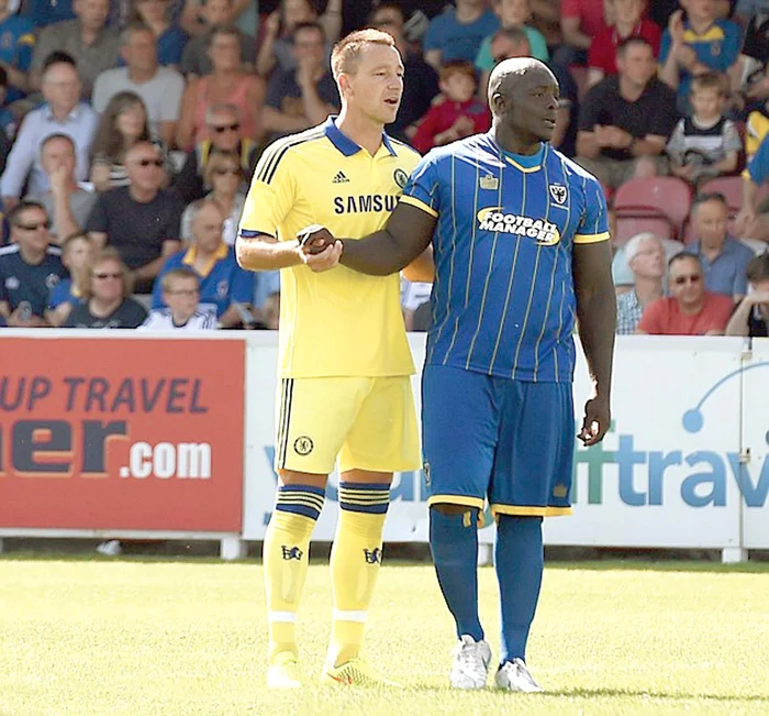 Deşi are un fizic de luptător, Akinfenwa mănâncă la micul dejun un ceai verde şi un croissant