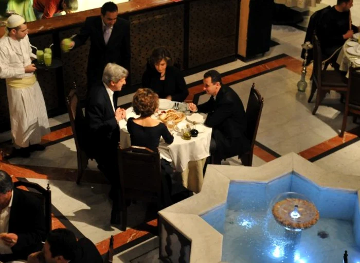 Bashar al-Assad şi John Kerry, împreună cu soţiile lor la un restaurant de lux din Damasc