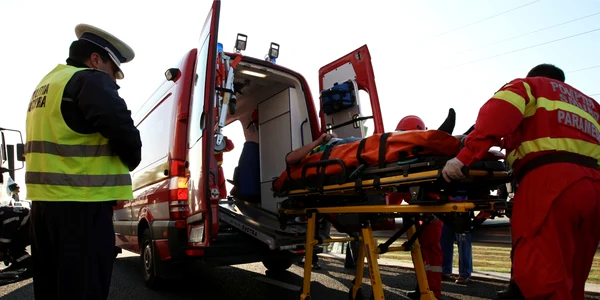 Rănitul de la Tecuci a fost luat cu ambulanţa.