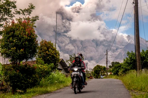 Muntele vulcanic Merapi din Indonezia a erupt pe 11 martie 2023 FOTO Profimedia (2) jpg