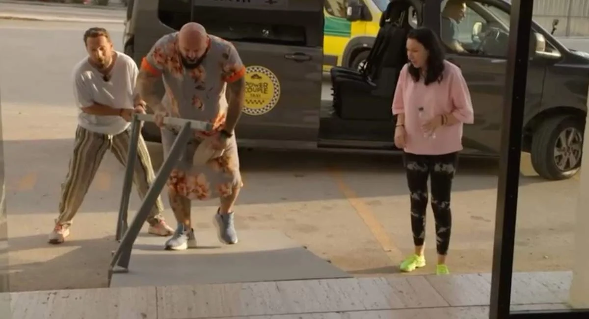 Cătălin Zmărăndescu a rupt o balustradă și s-a plimbat cu ea prin spital la Power Couple, la proba „Au, mami!”