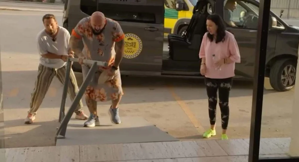 Cătălin Zmărăndescu a rupt o balustradă și s-a plimbat cu ea prin spital la Power Couple, la proba „Au, mami!”
