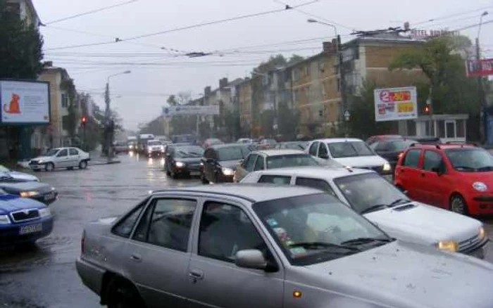 Iaşi: UPDATE O ploaie torenţială a blocat Iaşiul (FOTO şi VIDEO)