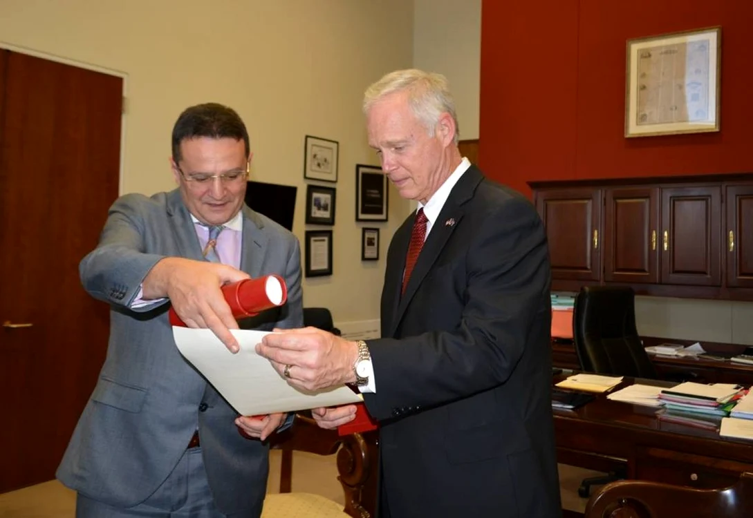 Senatorul american Rohn Johnson (dreapta) primeşte Ordinul Naţional „Steaua României“ din partea ambasadorului George Cristian Maior (stânga) FOTO Facebook @romanian.embassy.us