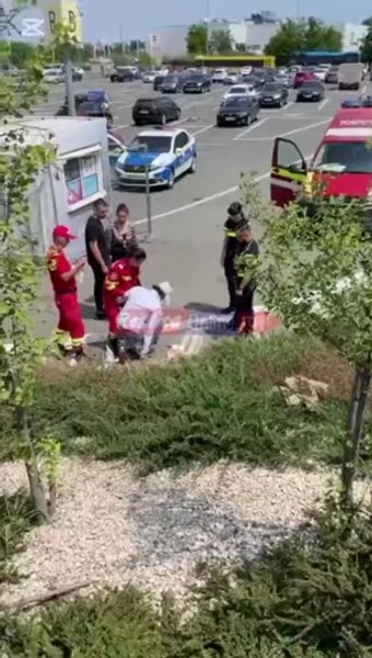 Un bărbat a fost atacat de doi tineri în parcarea unui mall din Constanța şi a fost bătut cu o cheie de strâns roţi